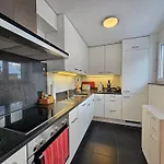 Felskinn 2. Og *